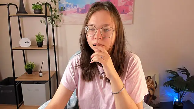 Nuura Moore online show from 24, 10, 2025