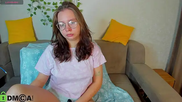 Nuura Moore online show from 3, 12, 2025