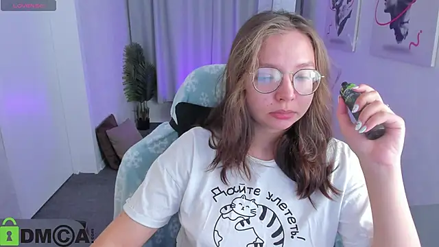 Nuura Moore online show from 18, 12, 2025