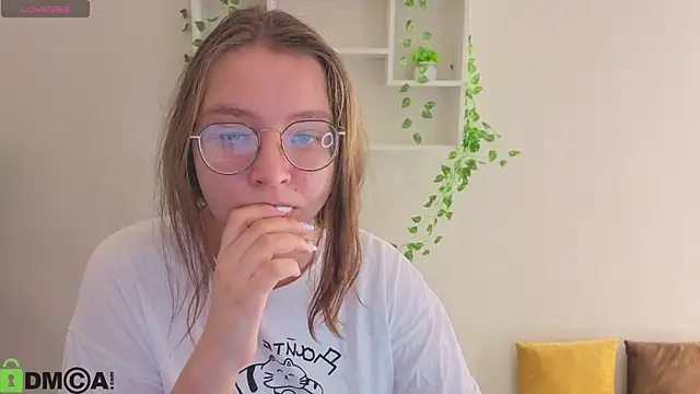 Nuura Moore online show from 4, 12, 2025