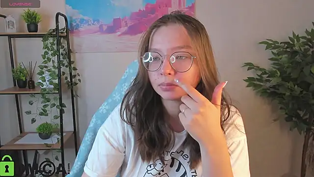 Nuura Moore online show from 23, 12, 2025