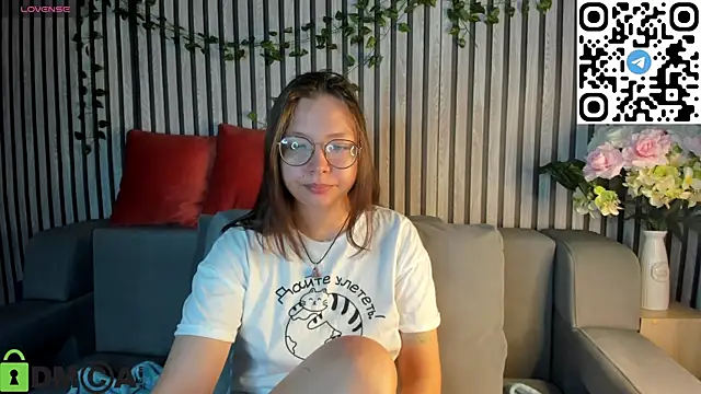 Nuura Moore online show from 19, 11, 2025