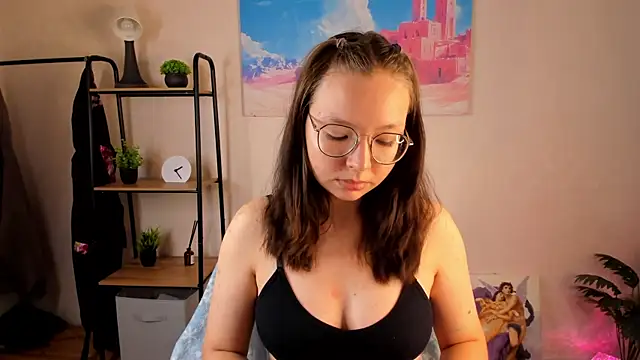 Nuura Moore online show from 8, 10, 2025