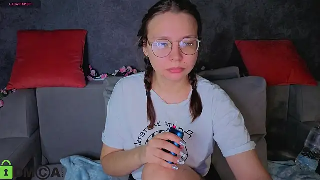 Nuura Moore online show from 28, 11, 2025