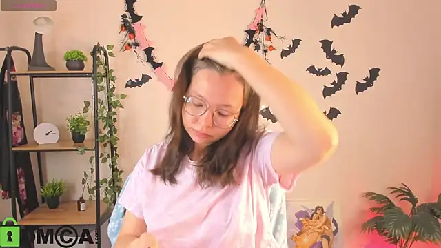 Nuura Moore online show from 3, 11, 2025