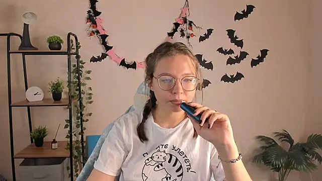 Nuura Moore online show from 6, 11, 2025