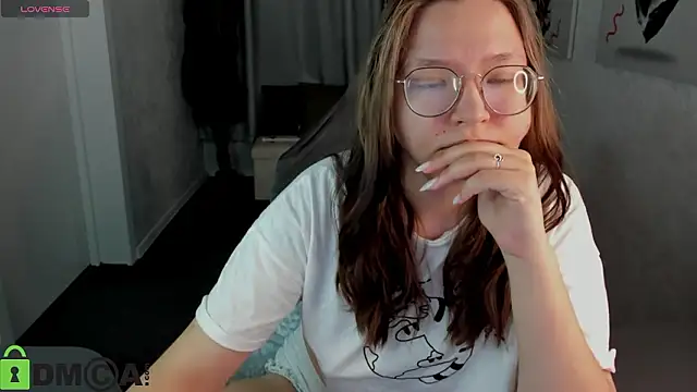 Nuura Moore online show from 3, 2, 2026