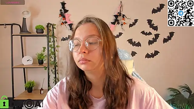 Nuura Moore online show from 5, 11, 2025