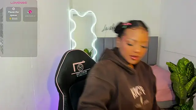 THIANA TAY online show from 18, 10, 2025