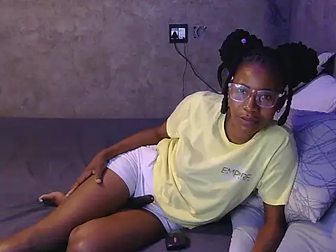 Snapshot of petite_queenx chatting on 28, 10, 2025 petite queenx online show from 28, 10, 2025