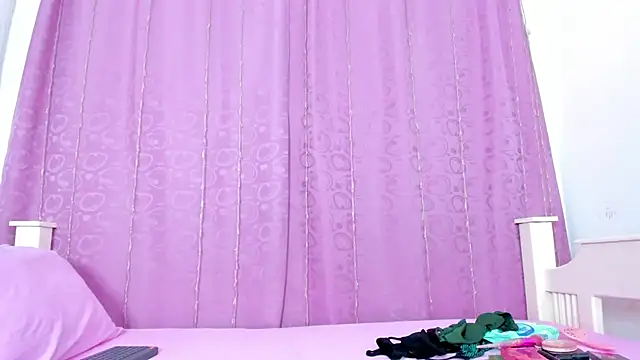 Snapshot of nahomy_smiith chatting on 30, 10, 2025 nahomy smiith online show from 30, 10, 2025