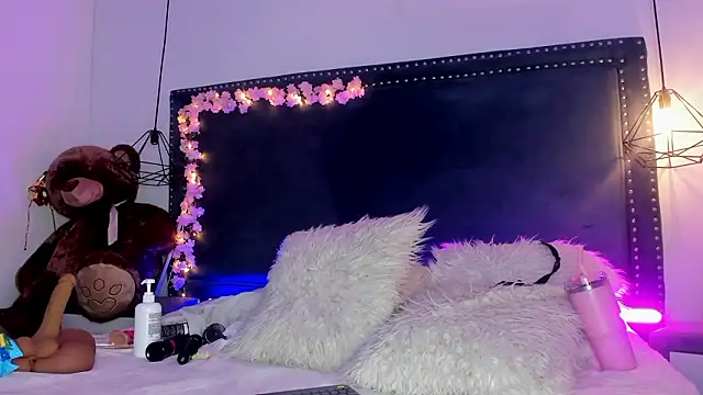 Emma Saylor online show from 5, 2, 2026