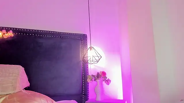 Emma Saylor online show from 17, 4, 2026