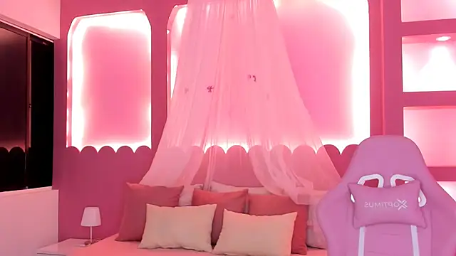 Snapshot of HolyLux chatting on 7, 11, 2025 HolyLux online show from 7, 11, 2025