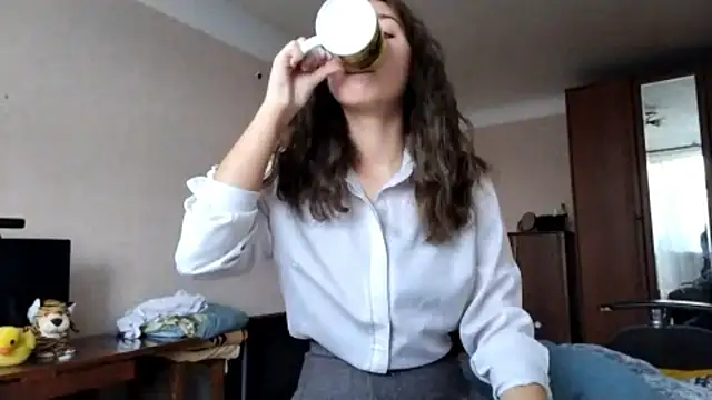 Snapshot of MiaLovelyOne chatting on 7, 10, 2025 MiaLovelyOne online show from 7, 10, 2025