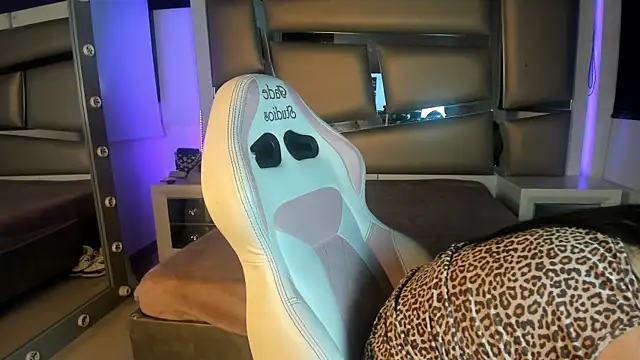 Snapshot of Violeta_js chatting on 3, 12, 2025 Violeta js online show from 3, 12, 2025