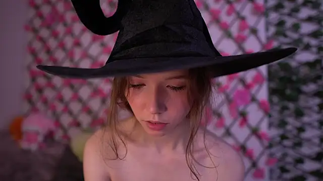 Petite Polly online show from 28, 10, 2025