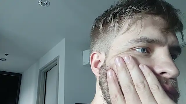 Snapshot of me_andfriends chatting on 13, 10, 2025 me andfriends online show from 13, 10, 2025