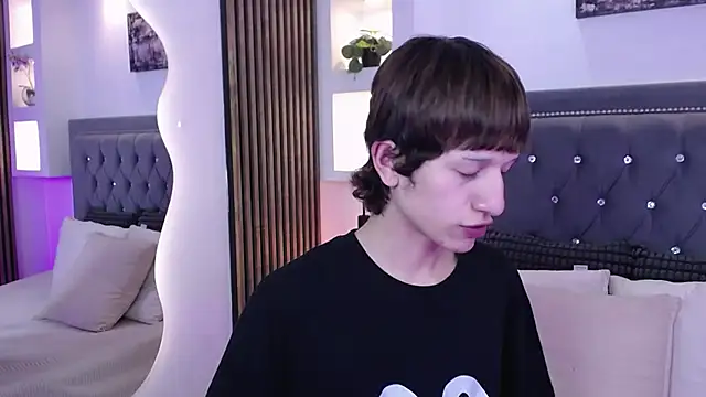 Emo Boy  online show from 17, 5, 2026