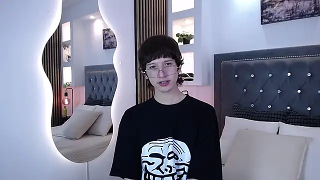 Emo Boy  online show from 25, 3, 2026