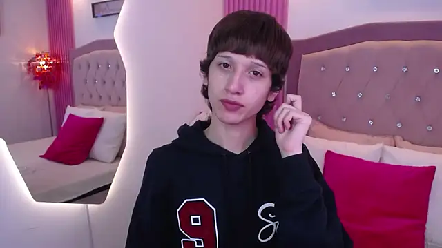 Emo Boy  online show from 14, 5, 2026