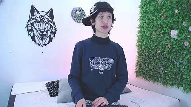 Emo Boy  online show from 20, 11, 2025