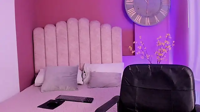 Miaa Adams  online show from 15, 1, 2026