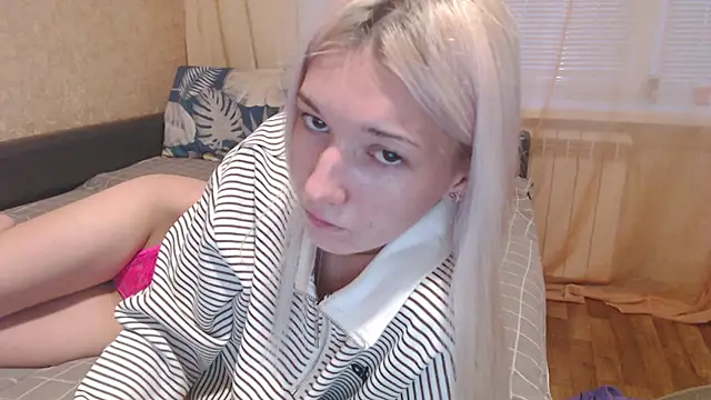 Snapshot of maybe_doll chatting on 15, 12, 2025 maybe doll online show from 15, 12, 2025