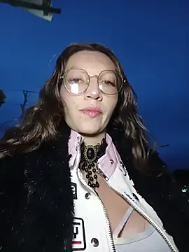 Lucy colee online show from 5, 4, 2026