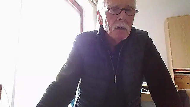 Snapshot of super-snoopy chatting on 19, 4, 2026 super-snoopy online show from 19, 4, 2026