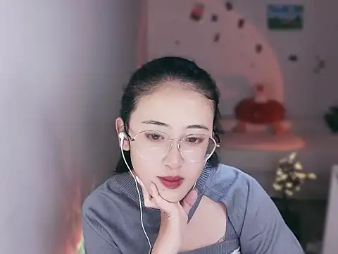 Queena  online show from 19, 12, 2025