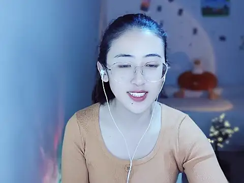 Queena  online show from 18, 12, 2025