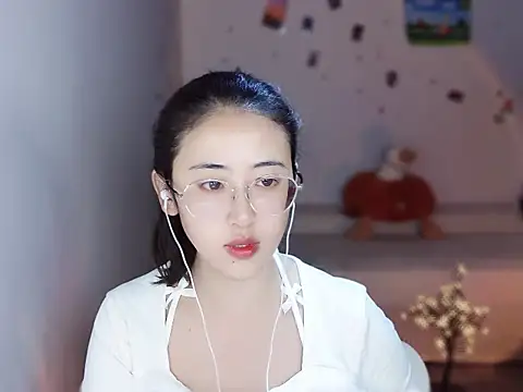 Queena  online show from 15, 12, 2025