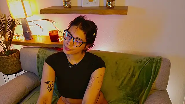 LoraShines online show from 3, 12, 2025