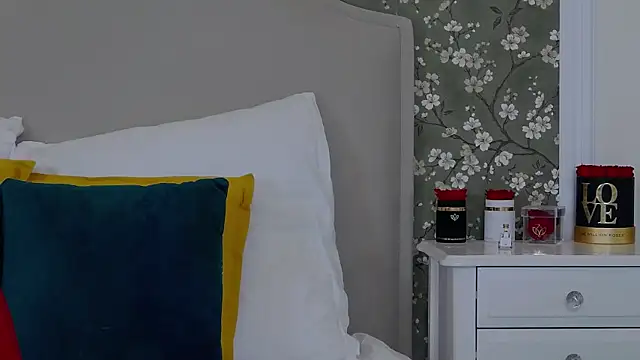 TesaQuinn online show from 11, 11, 2025