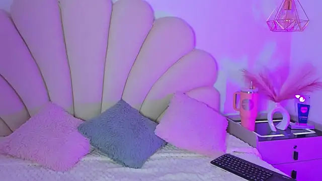 Alyss Sweet online show from 6, 11, 2025