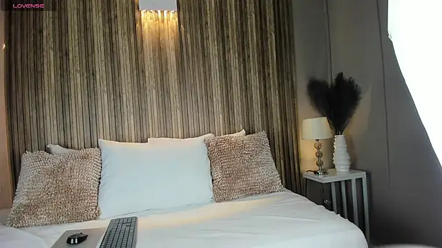 VanneCamiel online show from 7, 11, 2025