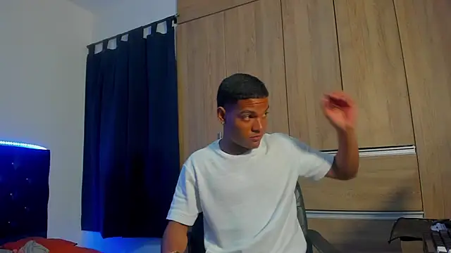 Snapshot of isaac_master77 chatting on 11, 11, 2025 isaac master77 online show from 11, 11, 2025