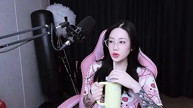 Snapshot of MISA_02 chatting on 23, 11, 2025 MISA 02 online show from 23, 11, 2025