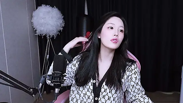 Snapshot of MISA_02 chatting on 24, 10, 2025 MISA 02 online show from 24, 10, 2025