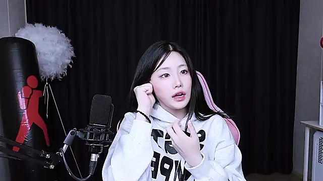 Snapshot of MISA_02 chatting on 5, 11, 2025 MISA 02 online show from 5, 11, 2025