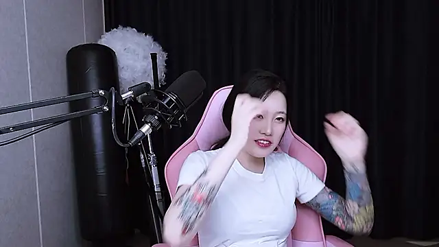 Snapshot of MISA_02 chatting on 13, 11, 2025 MISA 02 online show from 13, 11, 2025