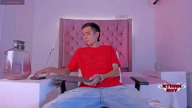 Snapshot of Ethan_Boy_ chatting on 21, 10, 2025 Ethan Boy online show from 21, 10, 2025