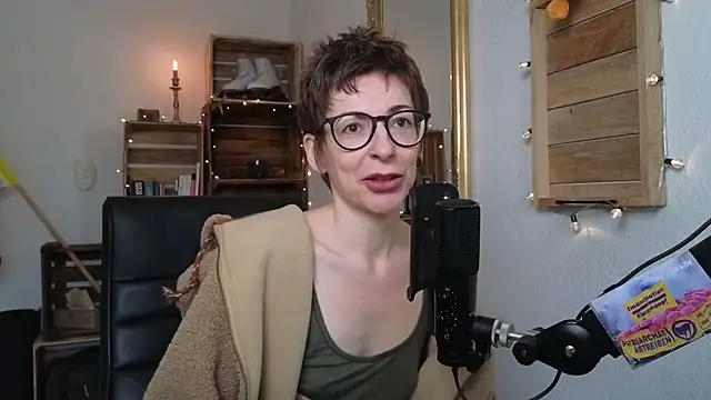 Snapshot of Antifistin chatting on 8, 11, 2025 Antifistin online show from 8, 11, 2025