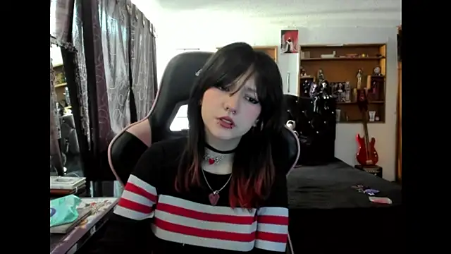 Maki Zein  online show from 4, 12, 2025