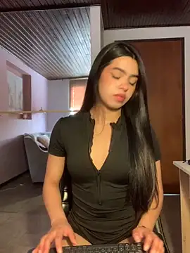 LunaMoore Pink online show from 19, 11, 2025