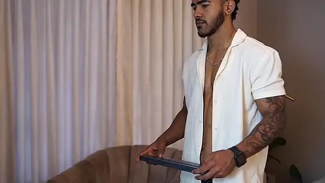 Snapshot of Reik_Vonn chatting on 18, 10, 2025 Reik Vonn online show from 18, 10, 2025