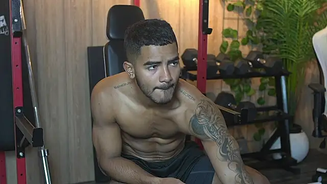 Snapshot of Reik_Vonn chatting on 21, 11, 2025 Reik Vonn online show from 21, 11, 2025