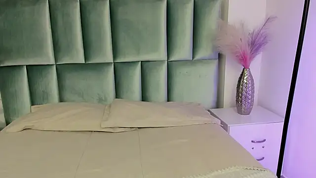 HollyPeach online show from 4, 2, 2026