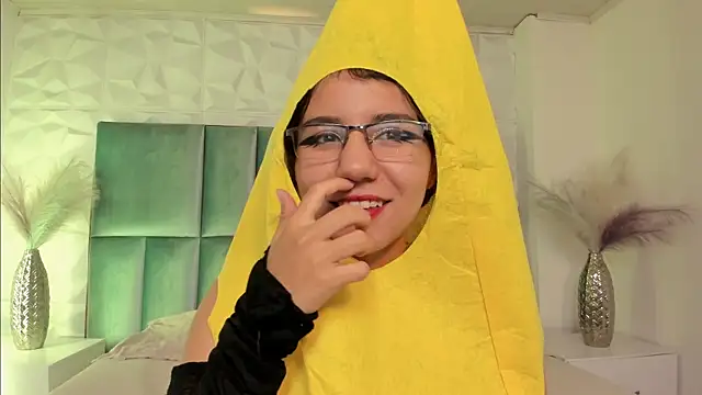 HollyPeach online show from 6, 4, 2026